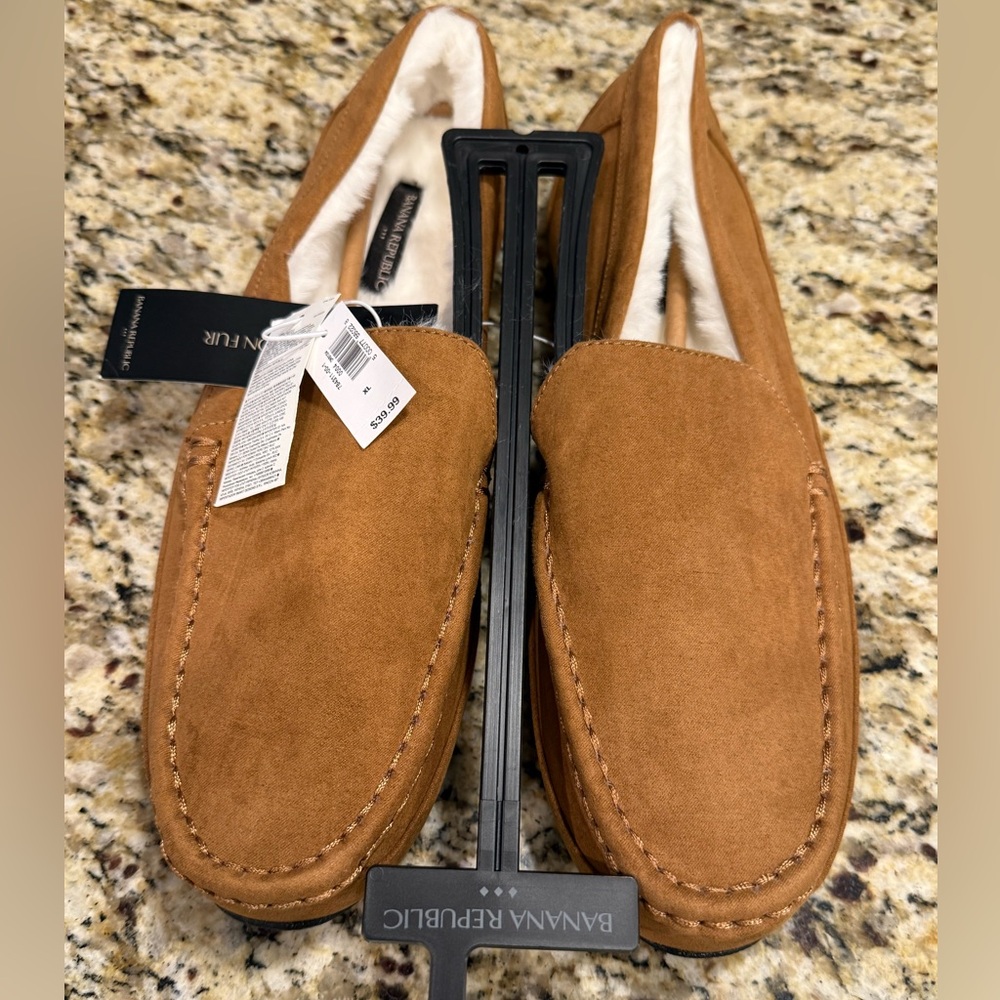 Banana Republic Factory tan faux leather slipper with a faux fur lining XL 11-12